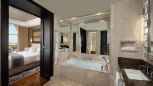 Koupelna v ubytování Aspen Chalets by Kempinski Hotel Mall of The Emirates