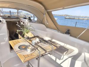 Hausboot Segelyacht Nui的休息区