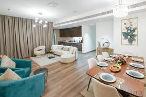 une salle à manger et un salon avec une table et des chaises dans l'établissement Azur Regency Hotel Apartments, à Dubaï