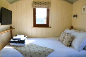 um quarto com uma grande cama branca e uma janela em Mayflower em Rhayader