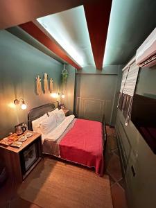 Kleines Zimmer mit einem Bett und einem Tisch in der Unterkunft Sunset Boutique Hotel Marmaris in Marmaris