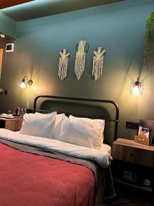 ein Schlafzimmer mit einem Bett mit einer roten Decke und Lampen in der Unterkunft Sunset Boutique Hotel Marmaris in Marmaris