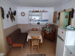 a small room with a table and chairs and a kitchen at Dom pod Tatrami. in Veľký Slavkov