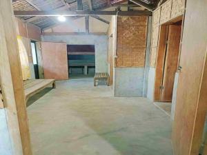 uma sala inacabada com um quarto com um banco em Casa Vacanza -Dagat-Dagatan Beach Camp em Gubat