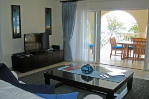 ein Wohnzimmer mit einem Sofa und einem Couchtisch in der Unterkunft Holiday Home 201 in Christchurch