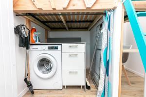 a laundry room with a washer and dryer at Le Rêve Bleu in Brest
