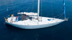 菲尼卡斯Cyclades sailing Experience的坐在水中的白色小船