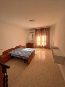 una camera con letto e scrivania di Alojamiento Marmolejo a Marmolejo