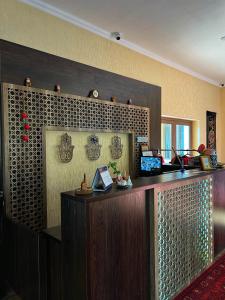 un bar dans un hôtel avec un comptoir dans l'établissement Zahid Inn, à Tachkent