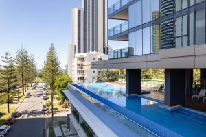 een uitzicht over een zwembad in een gebouw bij ULTIQA Signature at Broadbeach in Gold Coast