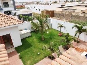 an aerial view of a yard with palm trees on a building at VILLA SALY AKKSIL in Sali Tapé