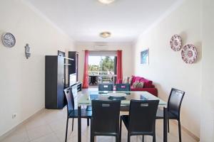 een keuken en eetkamer met een tafel en stoelen bij Yara Beach Apartments T1 in Albufeira