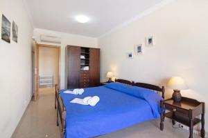 Postel nebo postele na pokoji v ubytování Yara Beach Apartments T1 + 6 fotografií