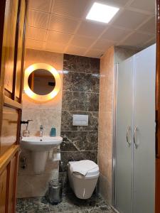 La salle de bains est pourvue de toilettes et d'un lavabo. dans l'établissement Yelken Hotel Akyaka, à Akyaka