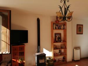 salon z telewizorem z płaskim ekranem na ścianie w obiekcie La Casita Azul w mieście Grazalema