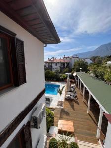 un balcón de una casa con piscina en Yelken Hotel Akyaka en Akyaka