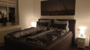un sofá con almohadas en la sala de estar en SeenSucht & Urlaubsträume, Ferienwohnung "Seerose", en Großräschen