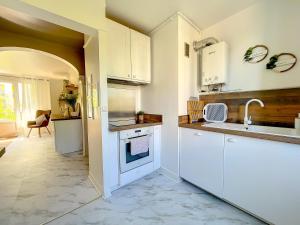 a kitchen with white cabinets and a sink at Good vibes only apparts "So sweet"- 4 bedrooms - 8 pax - free Parking in Épinay-sur-Seine