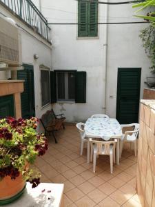 un patio con tavolo e sedie in un edificio di Il Giardino della Nonna ad Alberobello