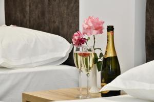 - une table avec une bouteille de champagne et un vase avec des fleurs dans l'établissement Elite Hotel, à Golem
