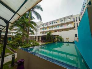 uma grande piscina em frente a um edifício em ONOMO Hotel Bamako em Bamako