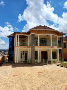 een groot wit gebouw met een dak bij DAZZLET RWANDA in Kigali