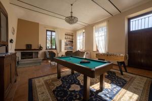 a living room with a pool table at VILLA BOTTERA with Jacuzzi in the garden Cuneo Langhe Piemonte in Riforano