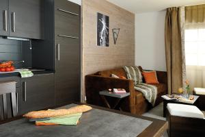 萊熱的住宿－艾米格拉格朗日公寓式酒店，客厅配有沙发和桌子