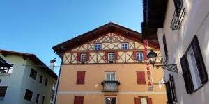 um edifício antigo no meio de uma rua em Casa del Noce em Fiera di Primiero