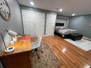 a bedroom with a desk with a bed and a desk sidx sidx sidx at Beautiful 1 bedroom In the heart of Albany in Albany