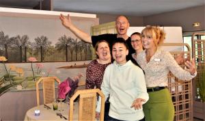 Eine Gruppe von Personen, die für ein Bild posieren in der Unterkunft Kyriad Hotel - Restaurant Carentan in Carentan