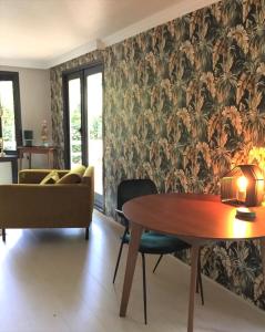 een woonkamer met een tafel en een bank bij Vogelzang in Hattemerbroek