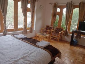 TV a/nebo společenská místnost v ubytování Himalayan Regal House