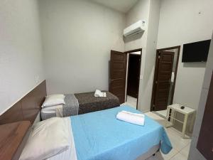 een hotelkamer met 2 bedden en een televisie bij São José Village in Sobral
