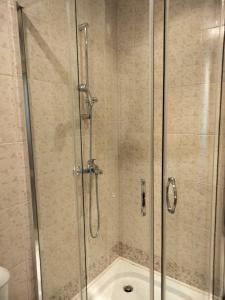 baño con ducha y puerta de cristal en Avalon Apartament en Sunny Beach