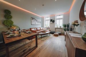 ein Wohnzimmer mit einem Sofa und einem Tisch in der Unterkunft EDLER WOHNRAUM Luxuriöse 70 qm mit Lift, Einbaukaffeevollautomat, Netflix & Klimaanlage in Chemnitz