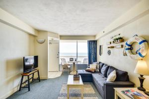 uma sala de estar com um sofá e uma televisão em Daytona Beach Vacation Rental with Beach Access em Daytona Beach