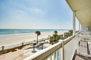 uma vista para a praia a partir da varanda de uma casa de praia em Daytona Beach Vacation Rental with Beach Access em Daytona Beach