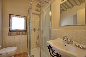 A bathroom at Cuccardino by PosarelliVillas
