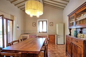 A kitchen or kitchenette at Cuccardino by PosarelliVillas