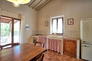 A kitchen or kitchenette at Cuccardino by PosarelliVillas