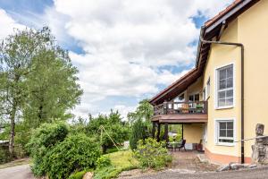 una casa con un balcón en el lateral. en Ferienwohnung Alexandra en Rheinfelden