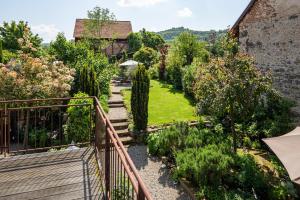 a garden with bushes and trees and a wooden staircase at Kleiner Hof Vergissmeinnicht in Königschaffhausen