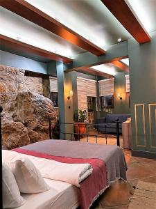 ein Schlafzimmer mit einem großen Bett und einer Steinwand in der Unterkunft Sunset Hotel Marmaris in Marmaris