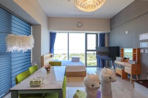 uma sala de estar com ursinhos de peluche num quarto em Romang House em Incheon