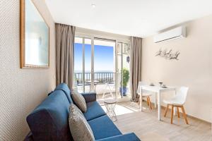 - un salon avec un canapé bleu et une table dans l'établissement K150 Cabopino, à Marbella