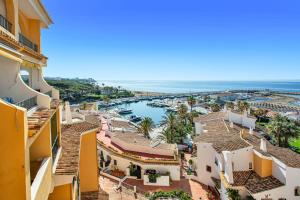 - une vue sur le port depuis un bâtiment dans l'établissement K150 Cabopino, à Marbella