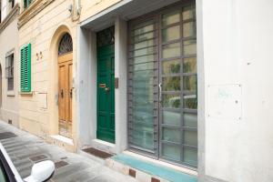 フィレンツェにあるSanta Reparata Flatの建物の緑の扉