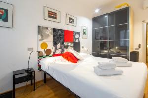 フィレンツェにあるSanta Reparata Flatのベッドルーム1室(大きな白いベッド1台、タオル付)