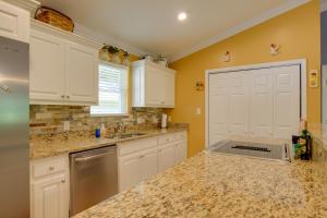 Fotografie z fotogalerie ubytování Lake Hartwell Vacation Rental with Dock and Hot Tub! v destinaci Fair Play + 28 fotografií